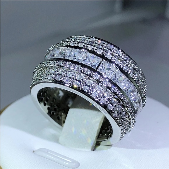 GORGEOUS INFINITY BAGUETTE RING - Picture 2 of 3
